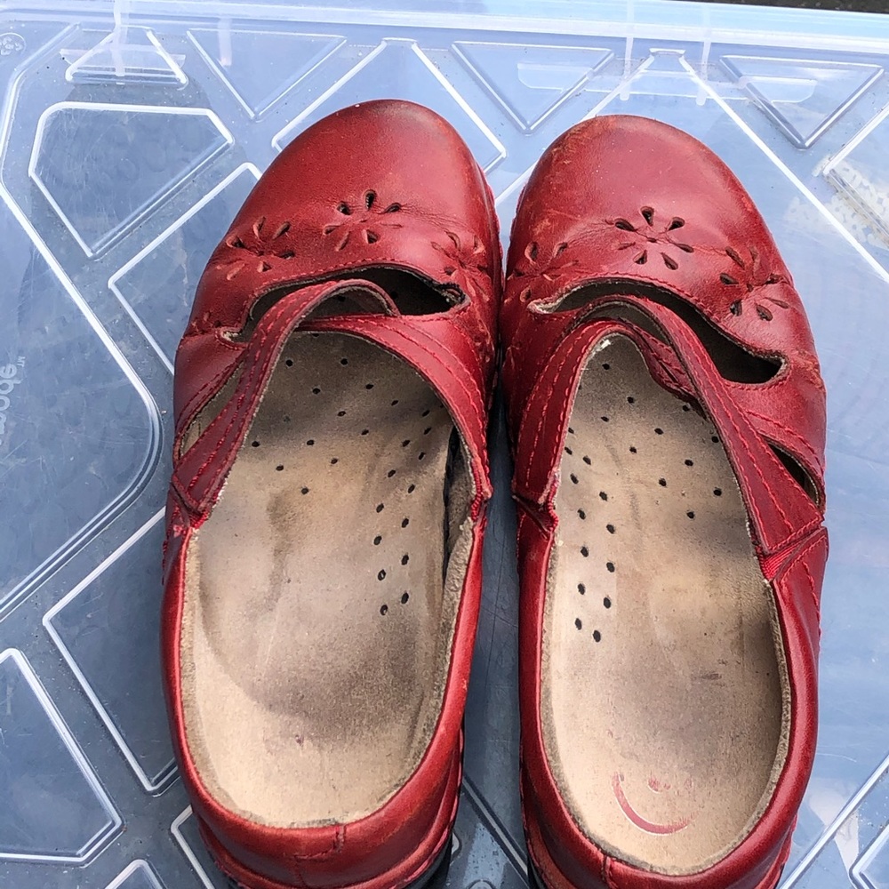 Klogs Slip Resistant Red Leather Clogs Sandals - Picture 11 of 13